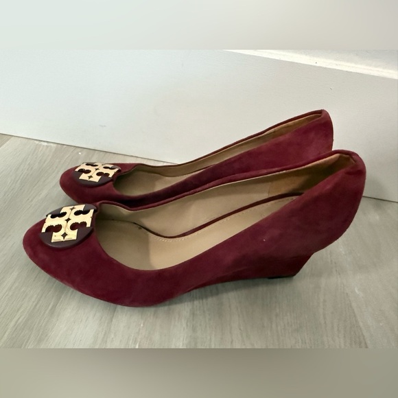Tory Burch Burgundy Suede Luna Wedge Pumps sz 7 - Picture 4 of 10